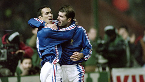 Djorkaeff ăn mừng chiến thắng của ĐT Pháp với Zidane