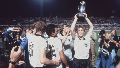 Cầu thủ Tây Đức ăn mừng chức vô địch EURO 1980