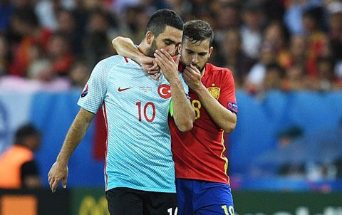 Turan (trái) không thể giúp Thổ Nhĩ Kỳ vượt qua vòng bảng EURO 2016
