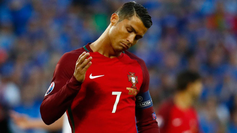 Ronaldo bất lực trước hàng phòng ngự của Iceland