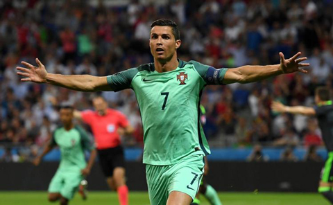 Ronaldo mở tỷ số trong trận đấu với Xứ Wales ở bán kết