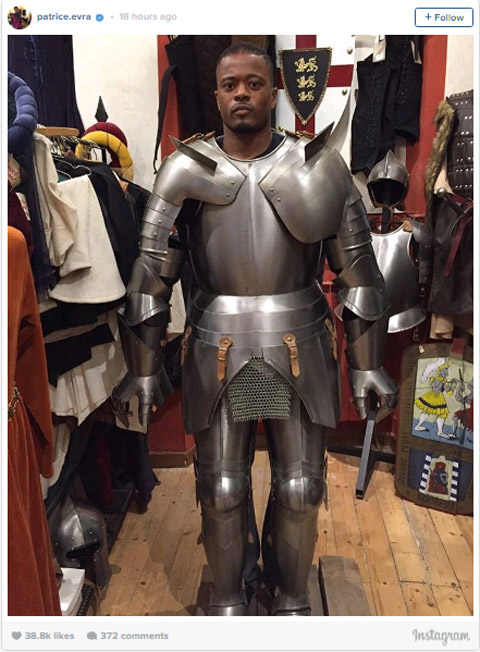 Evra chia sẻ bức ảnh mặc giáp sắt như chiến binh lên Instagram