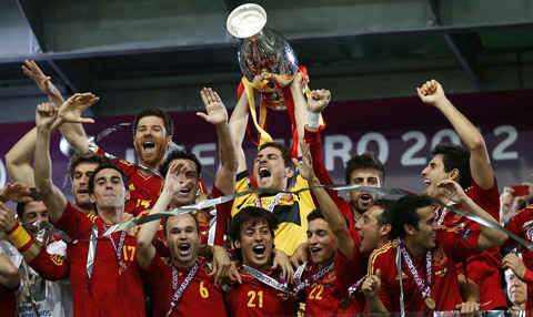 Tây Ban Nha là đội duy nhất tính đến lúc này bảo vệ thành công chức vô địch EURO (2008, 2012)