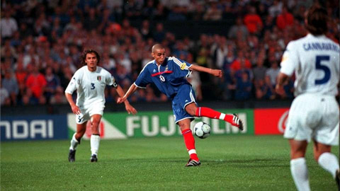Pha vô-lê tuyệt đẹp này của David Trezeguet đã giúp ĐT Pháp lội ngược dòng 2-1 trước Italia tại chung kết EURO 2000