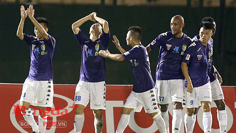 Các cầu thủ Hà Nội T&T ăn mừng chiến thắng đầy cảm xúc tại Gò Đậu - Ảnh: Anh Tài