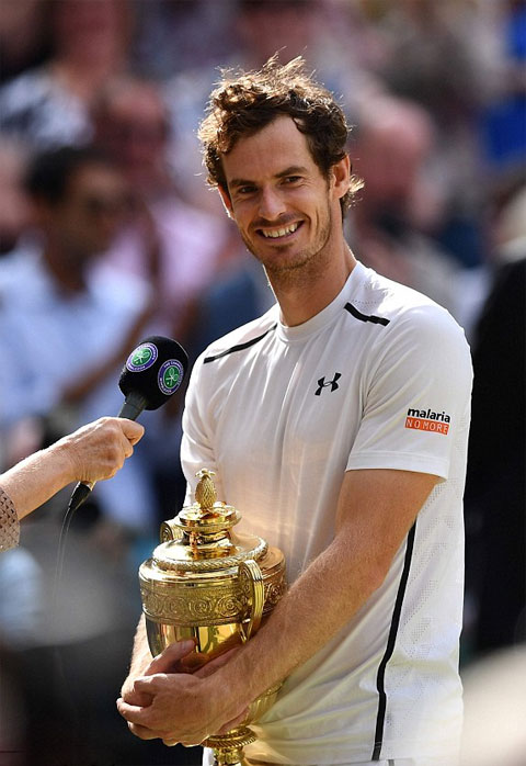 Andy Murray với chiếc cup vô địch Wimbledon 2016.