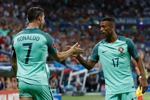 Ronaldo và Nani đang được xếp đá tiền đạo giăng ngang trên hàng công BĐN