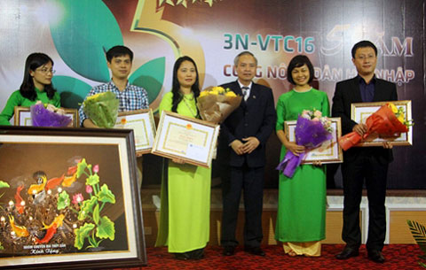 Bà Nguyễn Kha Thoa trong lần nhận bằng khen của Bộ NN&PTNT vì thành tích nổi bật của Kênh Truyền hình VTC16