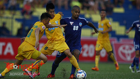Claudecir (áo xanh) tái lập thế dẫn bàn cho QNK Quảng Nam - Ảnh: Minh Tuấn