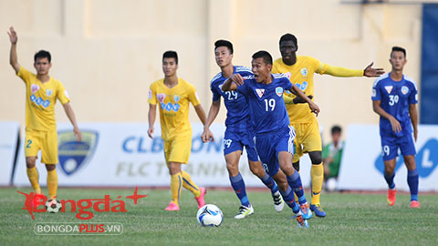 Các cầu thủ FLC Thanh Hóa đang nỗ lực tối đa - Ảnh: Minh Tuấn