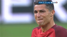 Ronaldo bật khóc khi bị chấn thương không thể tiếp tục thi đấu 