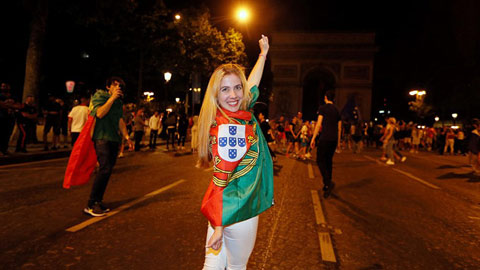 Nữ cổ động viên của ĐT Bồ Đào Nha ăn mừng chiến thắng trên đại lộ Champs-Elysees