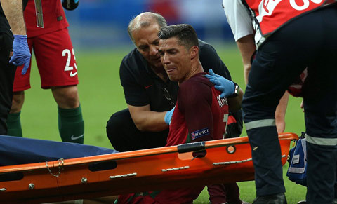Giọt nước mắt đã lăn trên khuôn mặt Ronaldo
