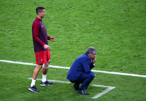Những phút cuối trận, Ronaldo ra tận đường biên thúc giục các đồng đội giống như một HLV