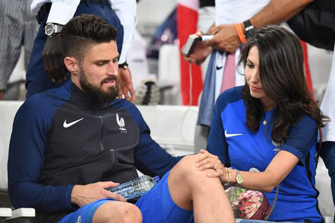Jennifer - Bà xã tiền đạo Giroud an ủi chồng sau trận đấu