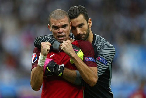 Pepe là cầu thủ xuất sắc nhất trận đấu, luôn bọc lót cực tốt cho khung thành của Patricio