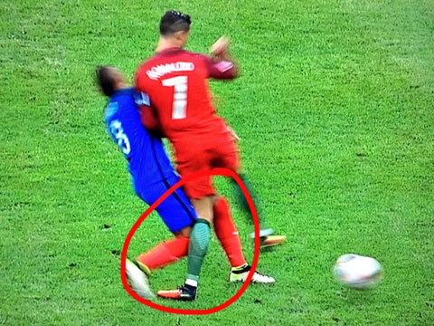 Cận cảnh tình huống va chạm giữa Payet và Ronaldo ở đầu trận đấu