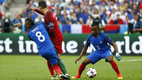 Bồ Đào Nha khởi đầu trận chung kết không thể tệ hơn với chấn thương của Ronaldo