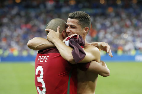 Giọt nước mắt hạnh phúc của Ronaldo và người bạn Pepe