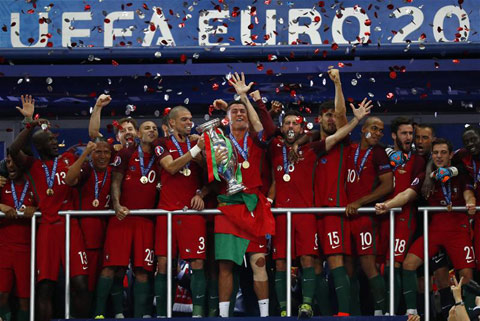 12 năm sau giọt nước mắt thất bại tại quê nhà, Ronaldo đã được hưởng niềm vui chiến thắng trên đất Pháp