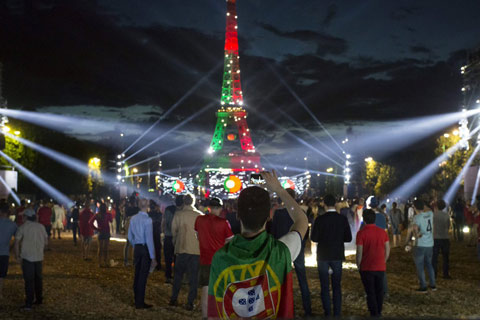 Tháp Eiffel đã đổi màu quốc kỳ Bồ Đào Nha, chào mừng nhà tân vô địch EURO
