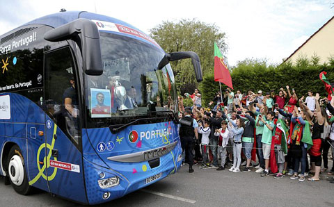 Xe buýt ĐT Bồ Đào Nha tiến về phía sân bay