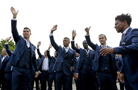 Ronaldo và đồng đội vẫy tay chào CĐV trước khi lên xe buýt ra sân bay