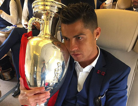 Ronaldo dính chặt lấy chiếc cúp trên máy bay