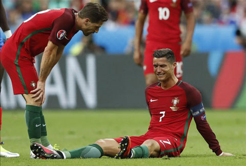 Ronaldo chấn thương và rời sân từ phút 25