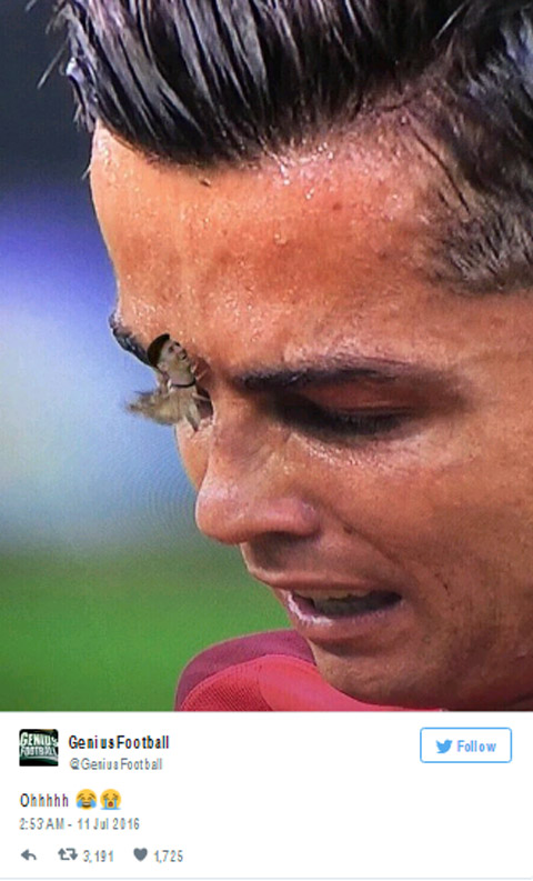 Hình ảnh Messi hóa thân vào con bướm tươi cười khi Ronaldo chấn thương