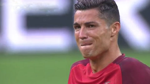 Ronaldo bật khóc, rời sân bằng cáng chỉ sau hơn 20 phút