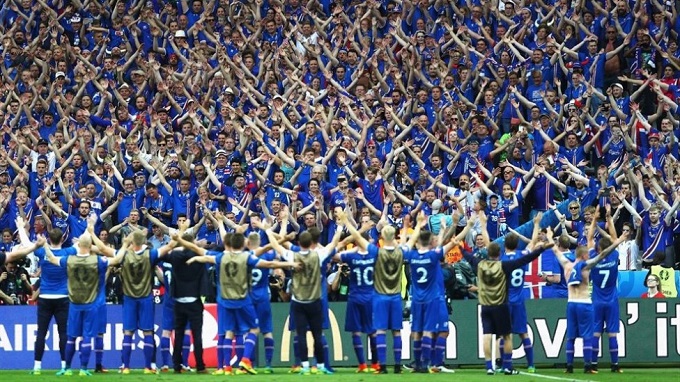  Iceland và CĐV: Sẽ rất lâu nữa câu chuyện về 10% dân số Iceland theo chân các cầu thủ sang Pháp, cùng với đó là 98,8% người dân quê nhà theo dõi đội tuyển qua TV được kể qua các thời kỳ EURO. Màn ăn mừng độc đáo sau mỗi trận đấu theo kiểu Viking cũng trở thành trào lưu trên khắp thế giới.