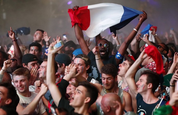  Các CĐV Pháp: Nước Pháp sau những biến động đầy khó khăn rốt cuộc đã tổ chức thành công EURO 2016. Các CĐV Pháp là những người xứng đáng được tôn vinh khi luôn tạo ra bầu không khí lễ hội dù Les Bleus kém duyên với chức vô địch.