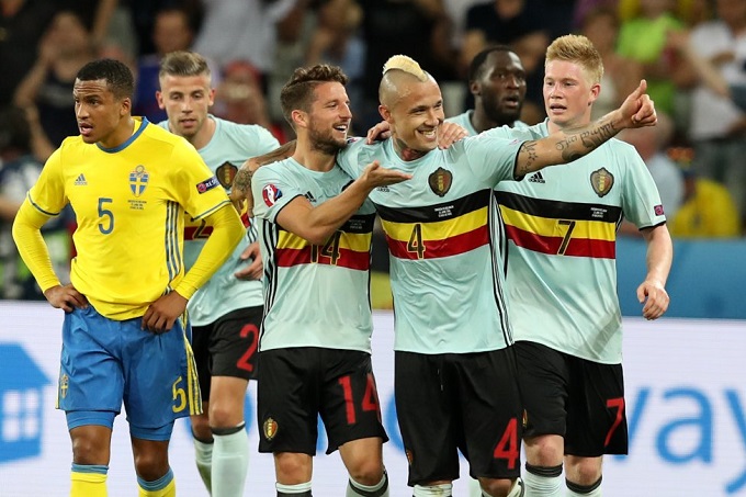  Áo sân khách của ĐT Bỉ: Trên nền màu xanh, quốc kỳ Bỉ hiện lên chạy ngang ngực là những chi tiết làm nổi bật trang phục thi đấu sân khách của ĐT Bỉ.