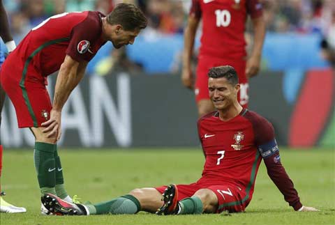 Ronaldo phải rời sân sớm vì chấn thương