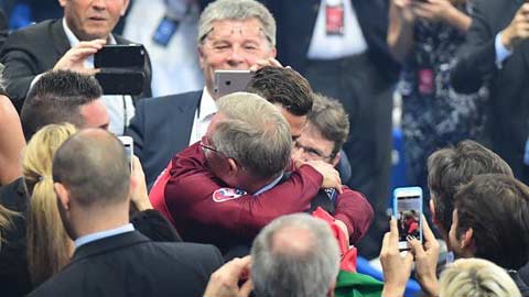 Ronaldo nhận cái ôm chúc mừng của thầy cũ Sir Alex