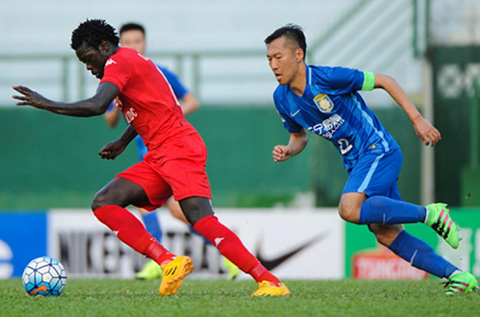 Moses (áo đỏ) chơi bùng nổ trước đội bóng nhà giàu Jiangsu Suning tại AFC Champions League
