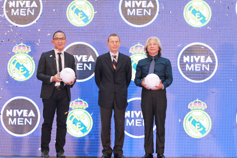 Đại diện Real Madrid trao 2 trái bóng thi đấu cho đại diện NIVEA Men và báo Bóng đá