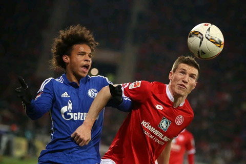 Sane (áo xanh) là một trong những tiền vệ trẻ đầy tiềm năng của châu Âu hiện tại