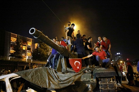 Người dân nắm quyền kiểm soát 1 xe tăng tại thủ đô Ankara