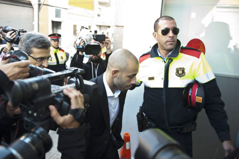 Adriano (ảnh trên) và Mascherano, hai trong số rất nhiều ngôi sao của Barca bị cáo buộc trốn thuế