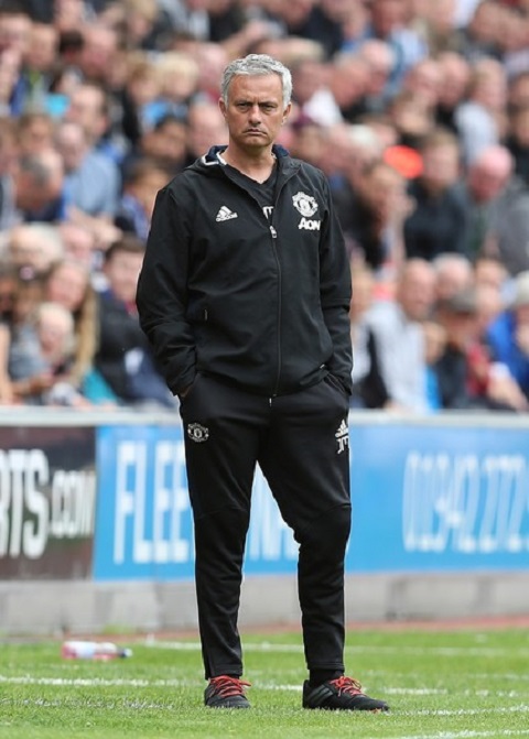Mourinho luôn đứng khi chỉ đạo học trò