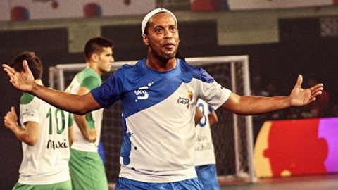 Ronaldinho ghi 5 bàn ở giải futsal Ấn Độ