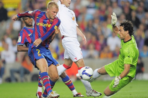 Eidur Gudjohnsen cũng chỉ ghi được 10 bàn sau 72 trận cho Barca