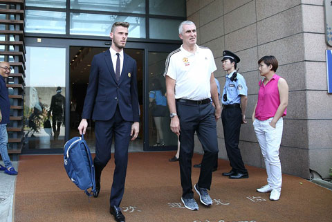De Gea trông khá mệt mỏi khi đặt chân xuống sân bay ở Thượng Hải