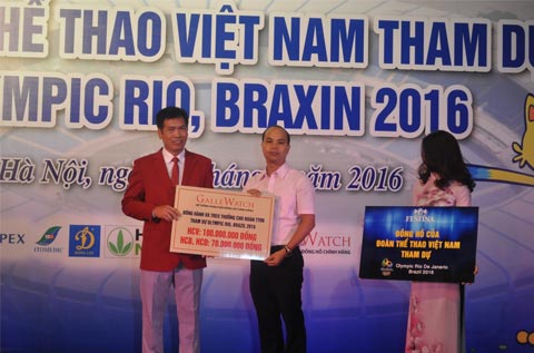 (Ảnh: Ông Bùi Tuấn Minh – đại diện thương hiệu Galle Watch và ông Trần Đức Phấn – trưởng đoàn thể thao Việt Nam tại Olympic Rio 2016)