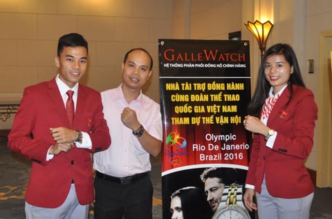 (Ảnh: Ông Bùi Tuấn Minh – đại diện thương hiệu Galle Watch chụp hình lưu niệm cùng với các VĐV đội tuyển quốc gia tham dự Olympic Rio 2016)