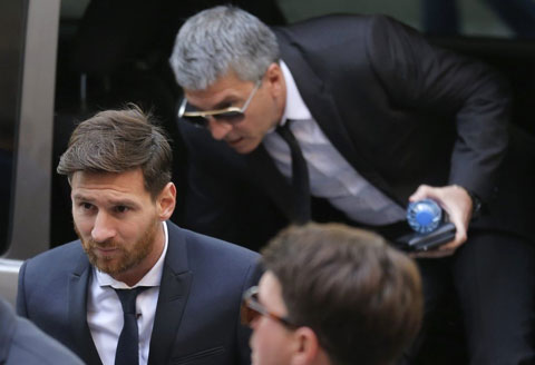 Messi và cha không được phía Barca ủng hộ nhiều trước phiên tòa