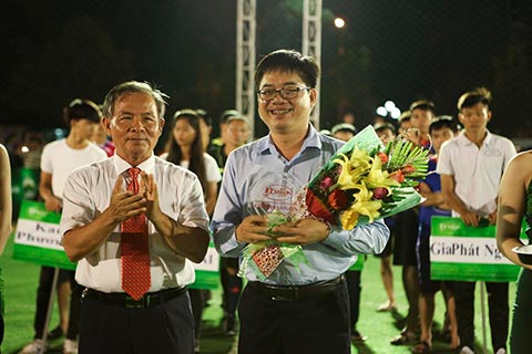 Ông Đinh Khắc Diện, Phó Chủ tịch Liên đoàn bóng đá Bình Định  trao hoa và cúp lưu niệm cho Mai Hà Tĩnh – Giám Đốc Công ty CPTM Bia Sài Gòn miền Trung tại Bình Định.