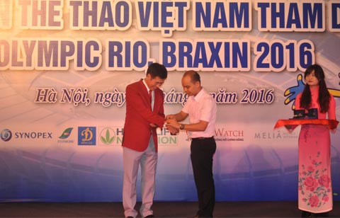 Ảnh: Ông Bùi Tuấn Minh – đại diện thương hiệu Festina trao tặng đồng hồ cho ông Trần Đức Phấn – trưởng đoàn thể thao quốc gia tham dự Olympic Rio 2016